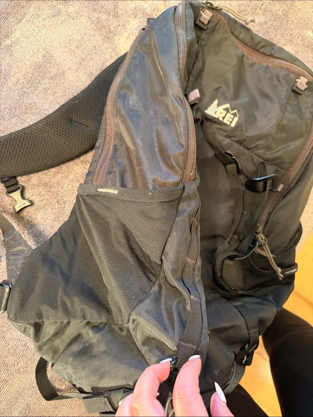 REI Black Trail 25 Men's Backpack - Picture 6 of 8